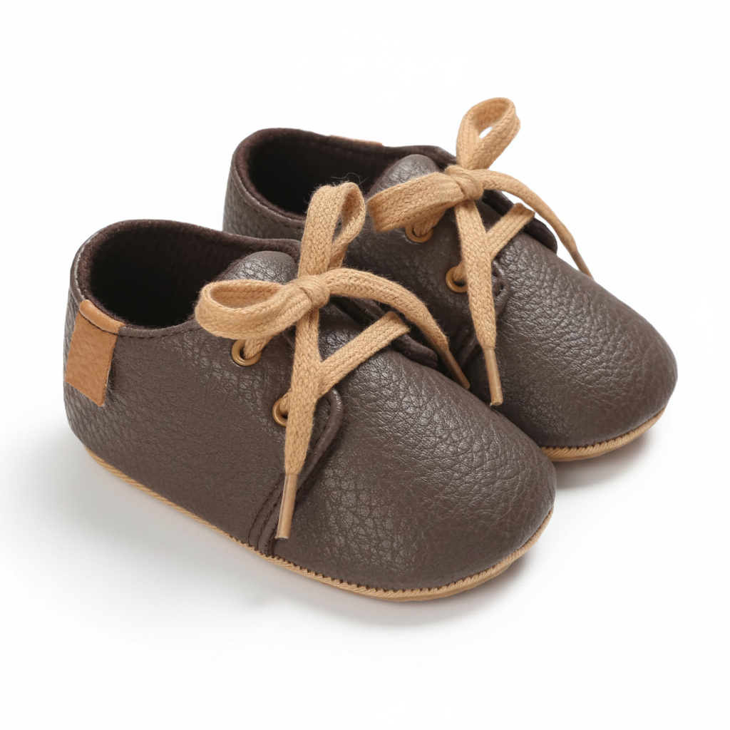 Vue de dessus des chaussures à lacets, parfaites pour les premiers pas, avec un nœud délicat.