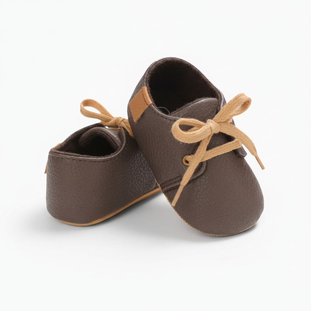 Détail des lacets robustes et discrets des mocassins, assurant un ajustement sûr pour les petits pieds.
