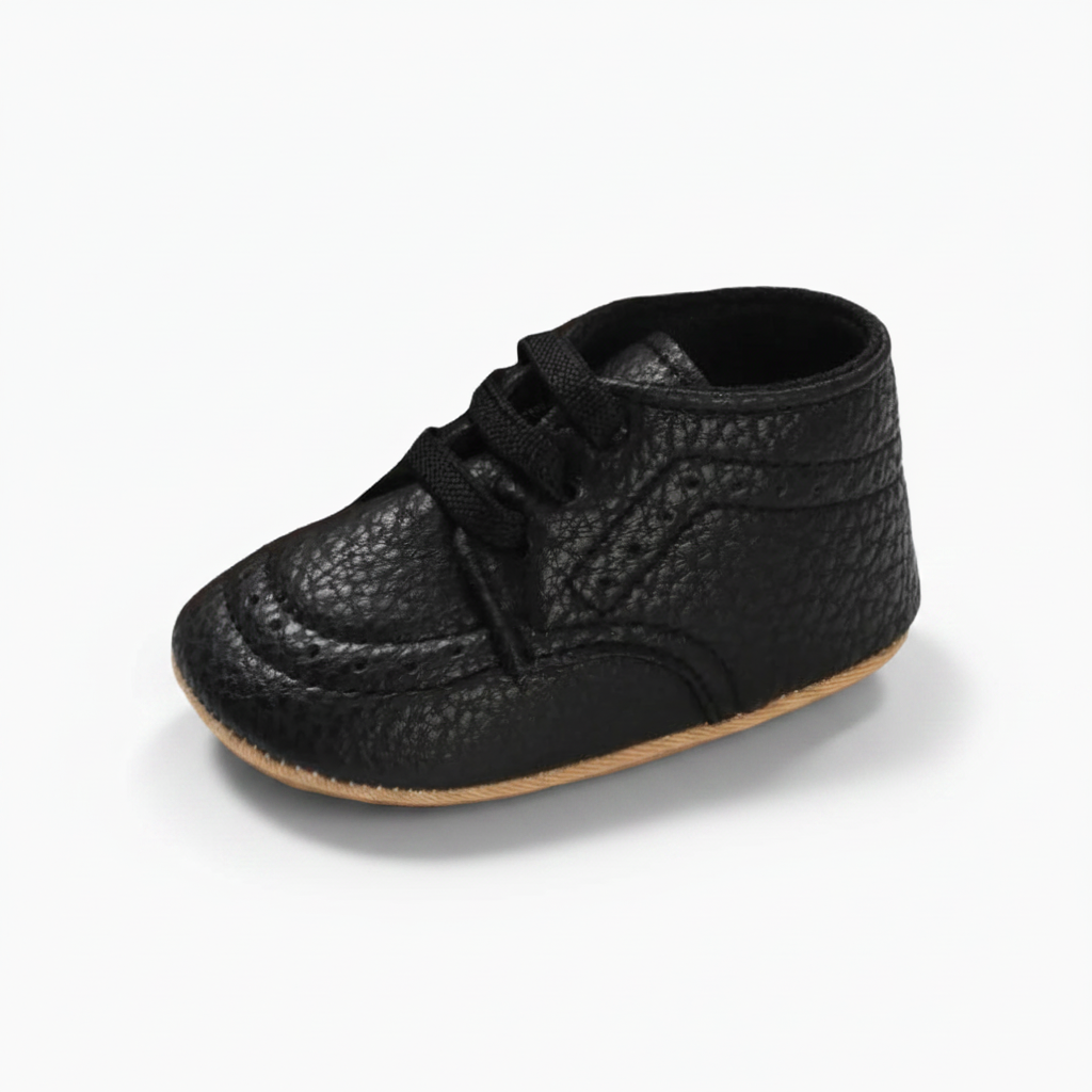 Mocassin bébé noir élégant avec lacets raffinés pour les premiers pas assurés de votre enfant.