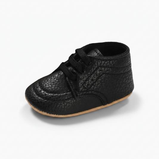 Mocassin bébé noir élégant avec lacets raffinés pour les premiers pas assurés de votre enfant.