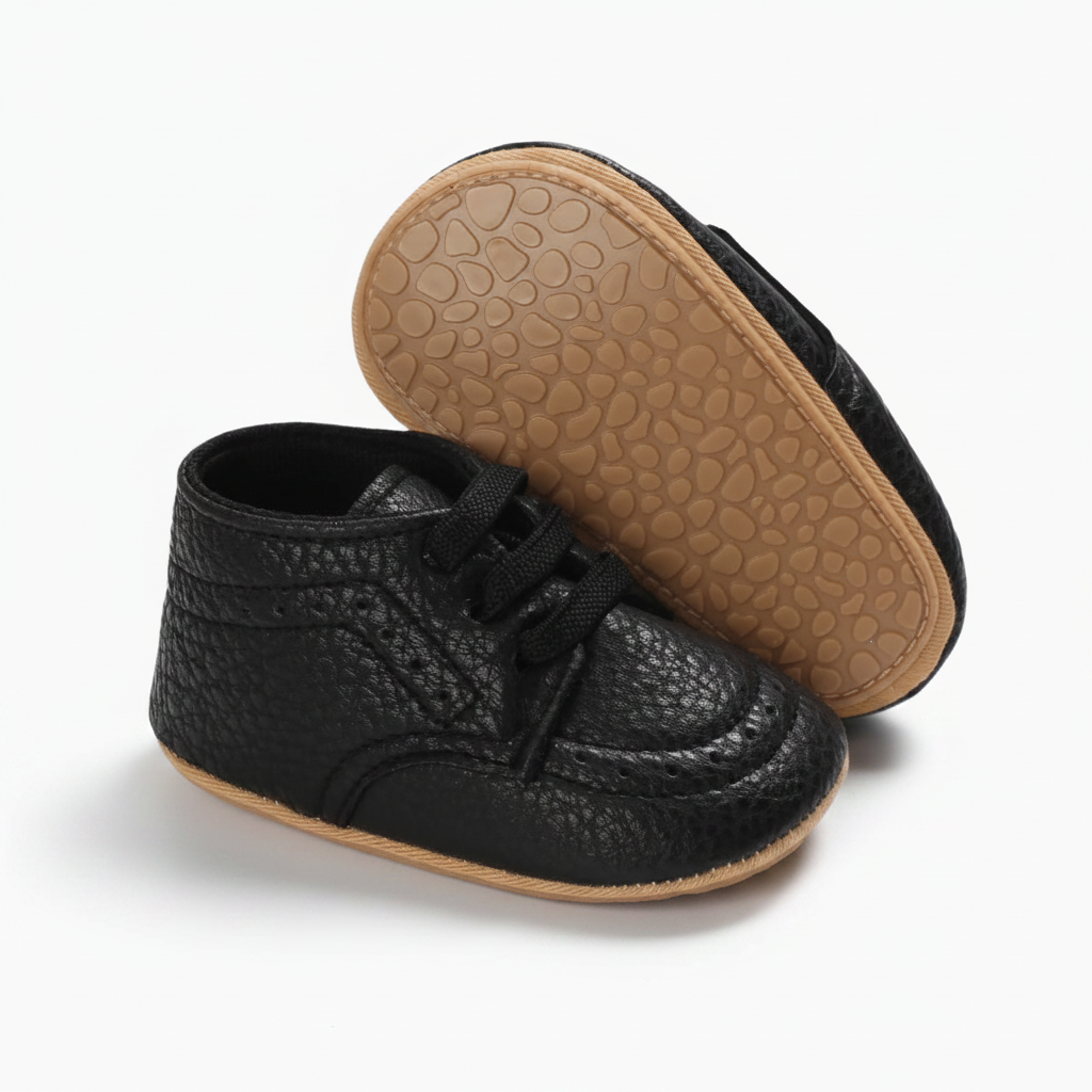 Paire de mocassins bébés noirs en cuir souple, parfaits pour un confort inégalé et une allure chic.
