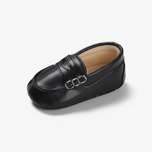 Mocassins bébé noir en cuir vintage, parfaits pour les premiers pas élégants et confortables.