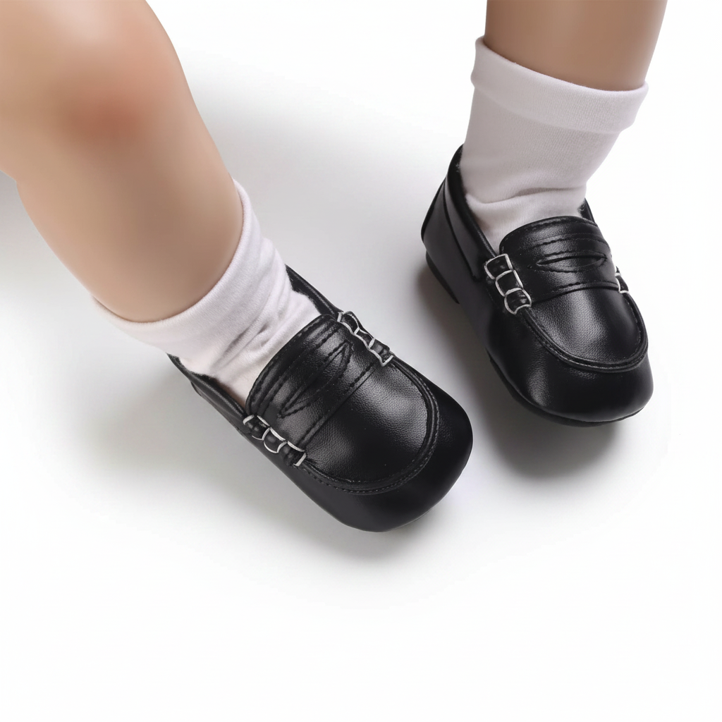 Petits pieds de bébé chaussés des mocassins noirs, explorant le monde avec assurance.