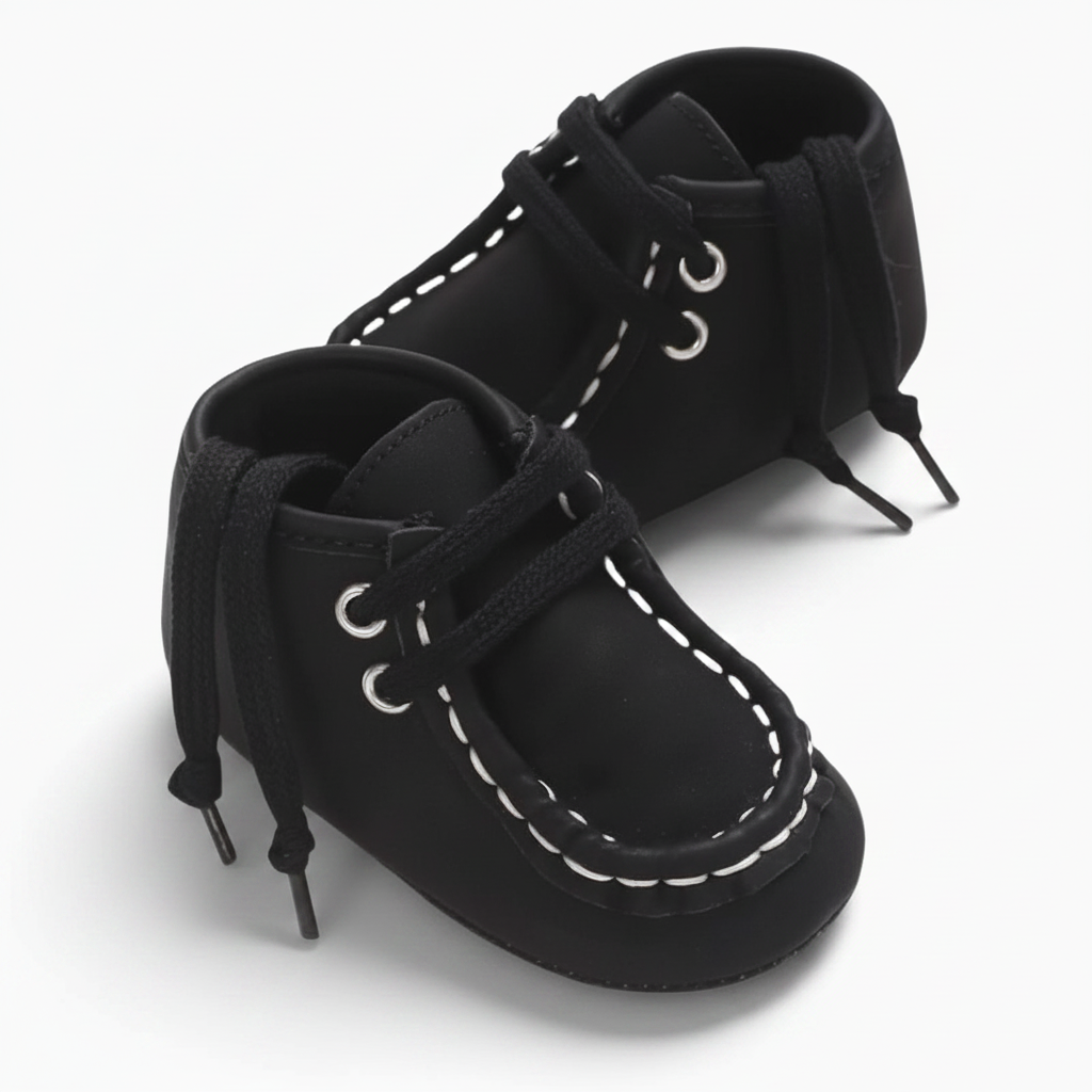 Semelle souple et antidérapante d'un mocassin bébé noir, conçue pour la sécurité des tout-petits.