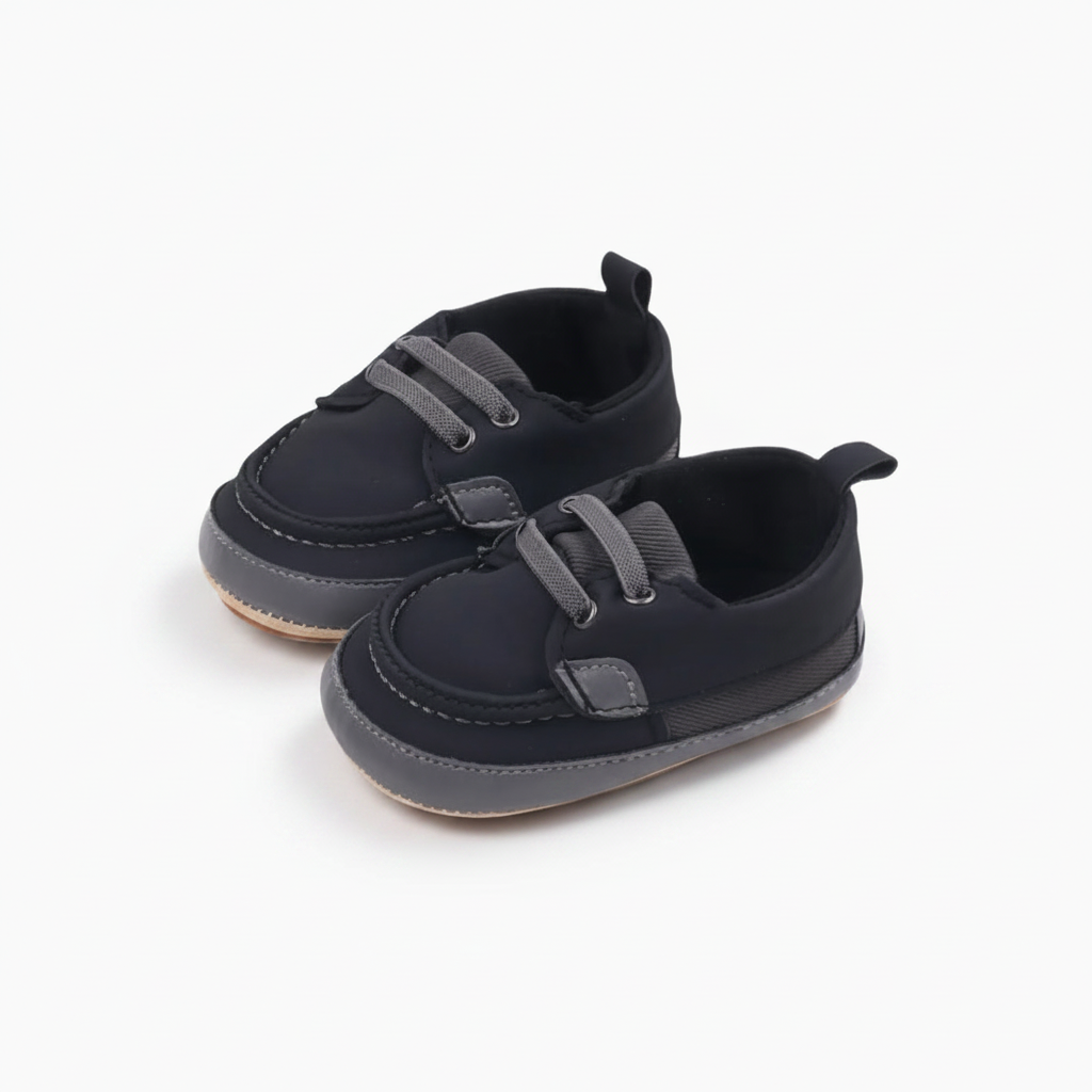 Mocassin bébé noir élégant, vue de côté, parfait pour les premiers pas.