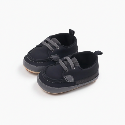 Mocassin bébé noir élégant, vue de côté, parfait pour les premiers pas.