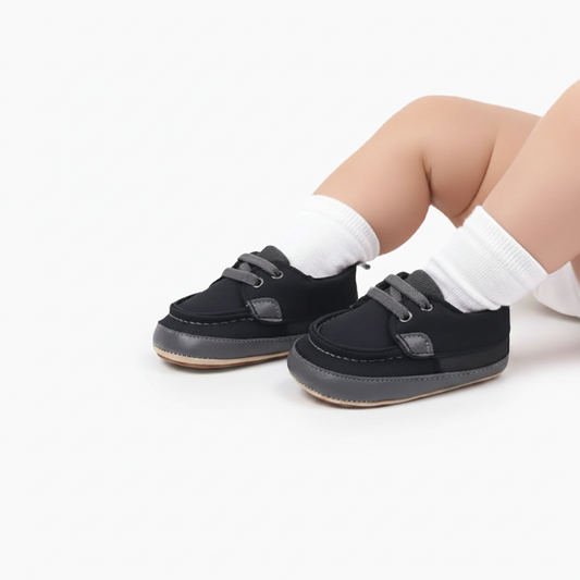 Semelle souple antidérapante du mocassin bébé noir, offrant une adhérence sécurisée.