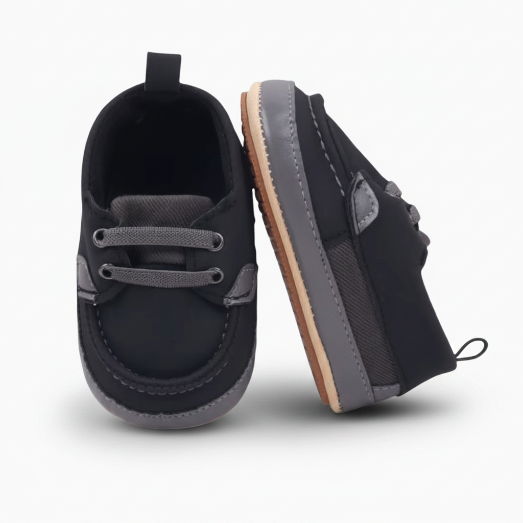 Ensemble chic : mocassins noirs pour bébé associés à une tenue de cérémonie.