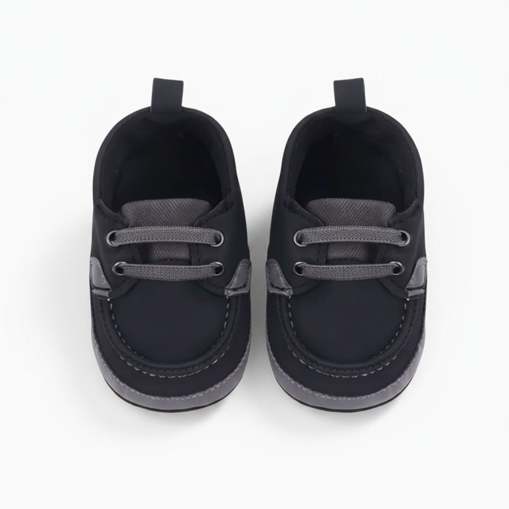 Détail des coutures fines et robustes du mocassin noir, gage de qualité.