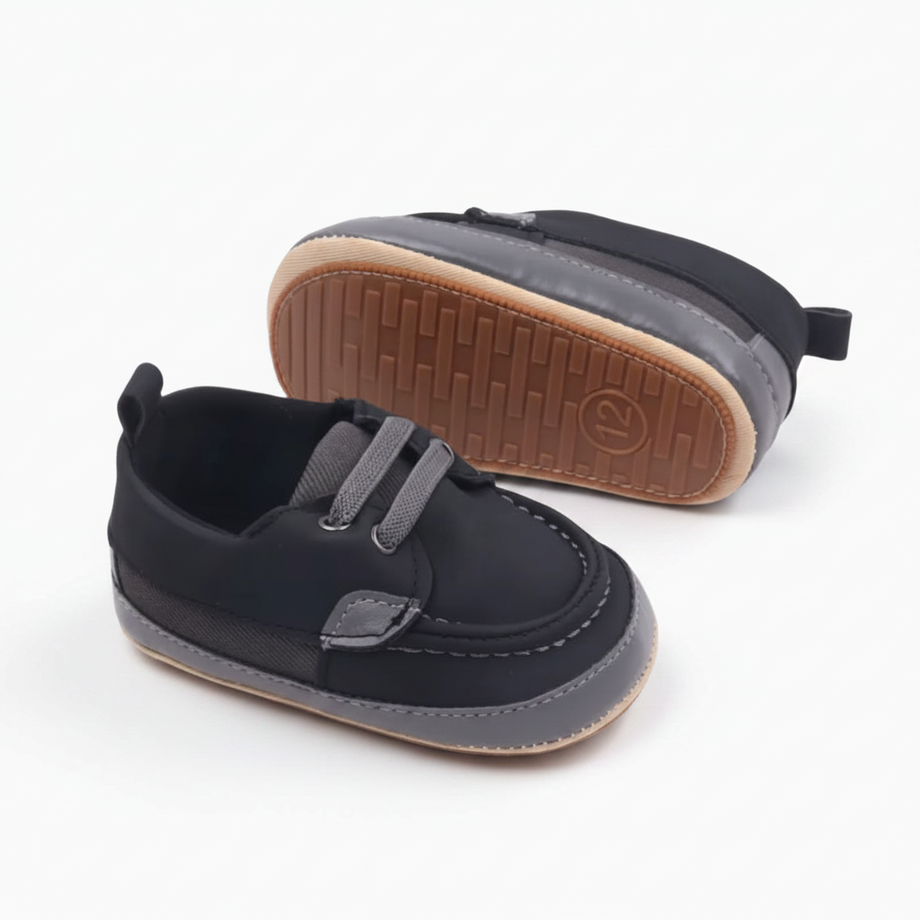 Intérieur doux et respirant du mocassin bébé noir, assurant le bien-être du pied.