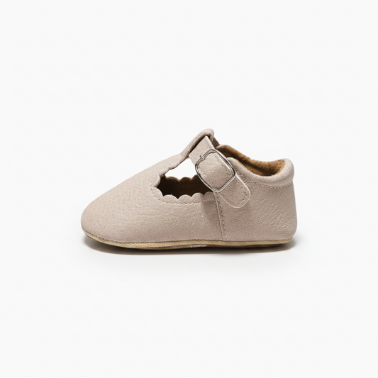 Semelle antidérapante et flexible d'un mocassin bébé, conçue pour soutenir le développement du pied.