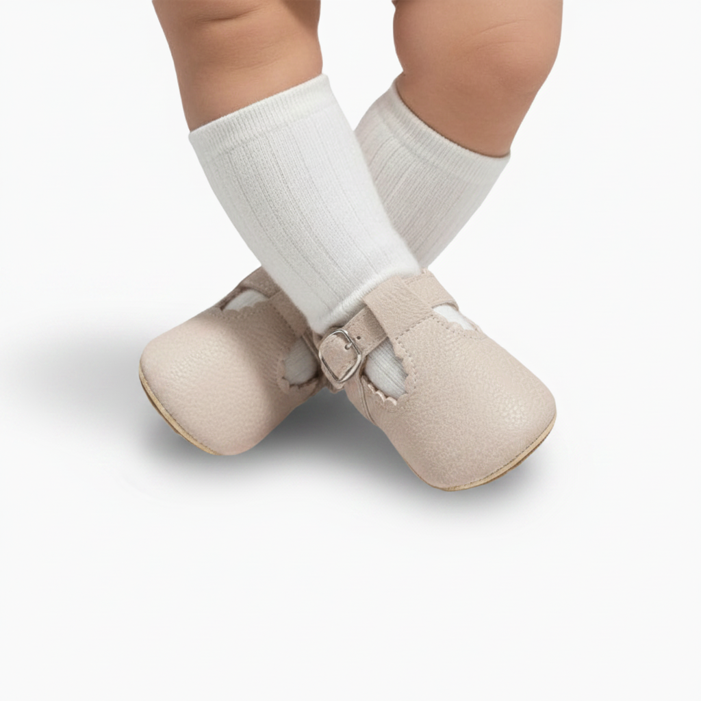 Bébé explorant à quatre pattes, chaussé de ses mocassins beiges offrant liberté de mouvement.