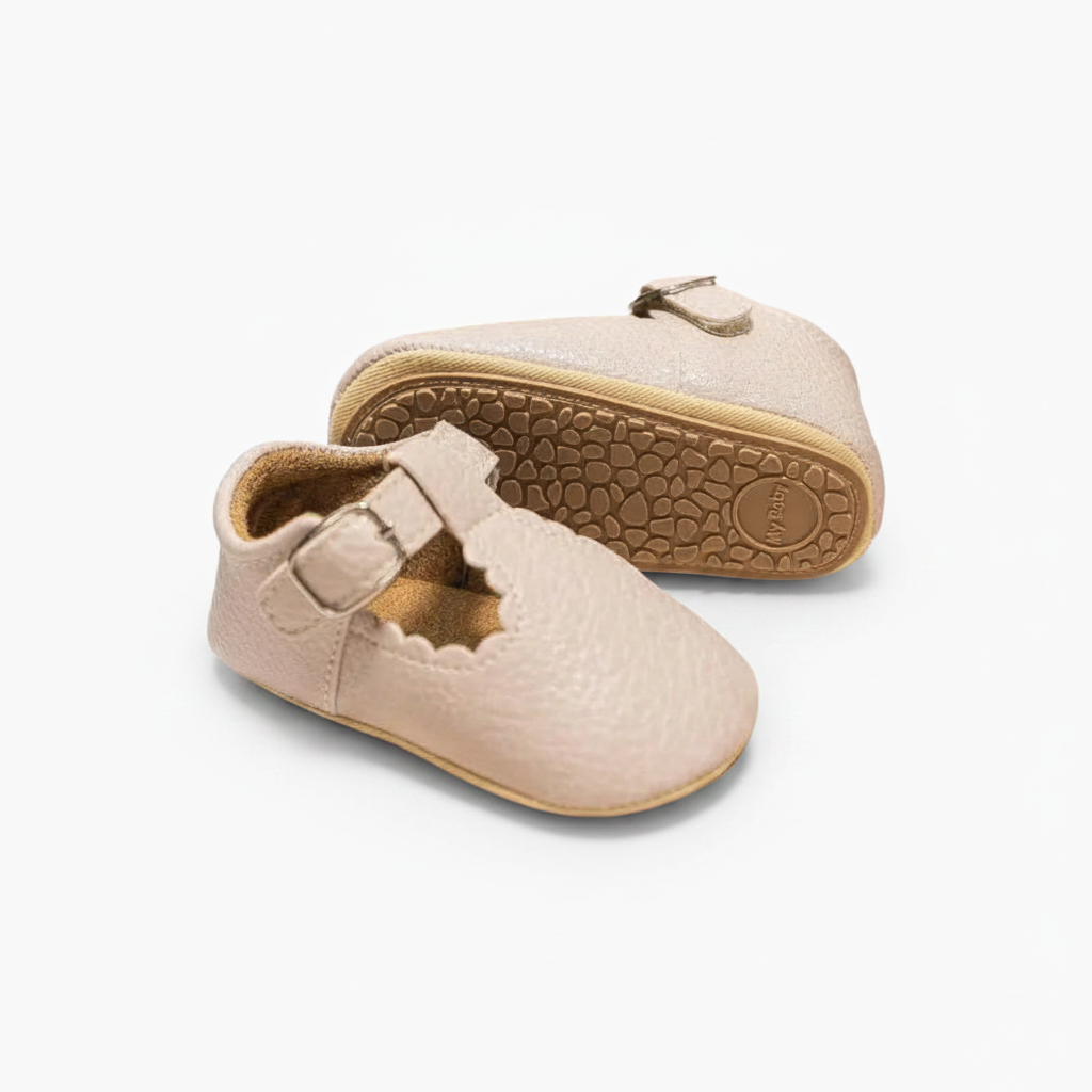 Paire de mocassins orthopédiques beige clair sur fond neutre, soulignant leur design élégant.