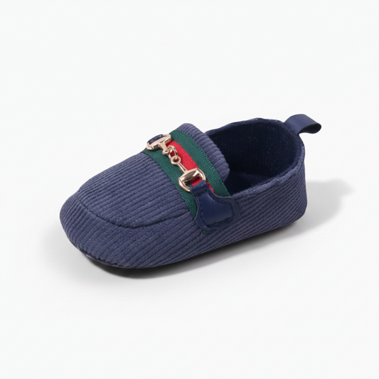 Mocassins bébé en velours bleu marine, texture douce et élégante, parfaits pour les premiers pas.