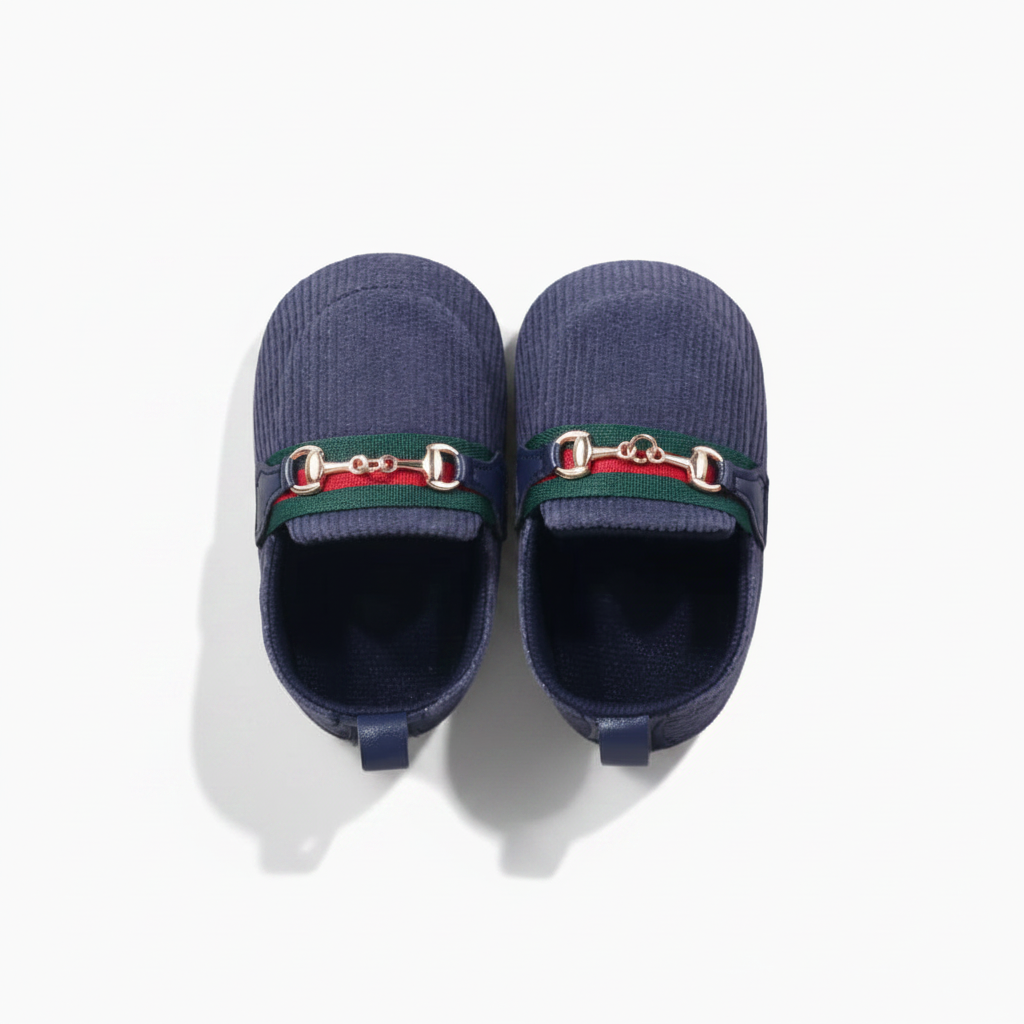 Mocassins bébé bleu marine assortis à une jolie tenue, ajoutant une touche sophistiquée.