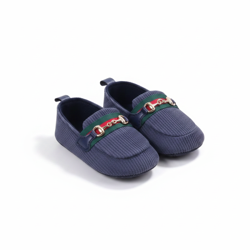 Gros plan sur la couture délicate d'un mocassin bébé en velours, signe de qualité et finition soignée.