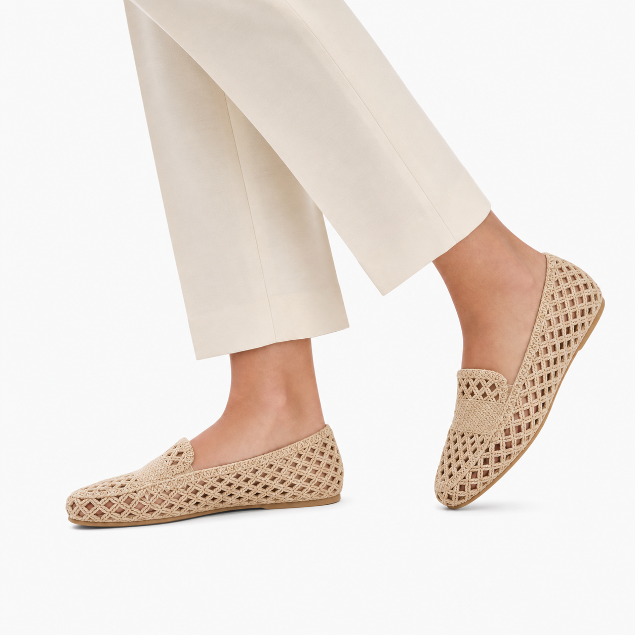 Mocassins beige ajourés femme portés avec un pantalon crème — élégance légère et confort.