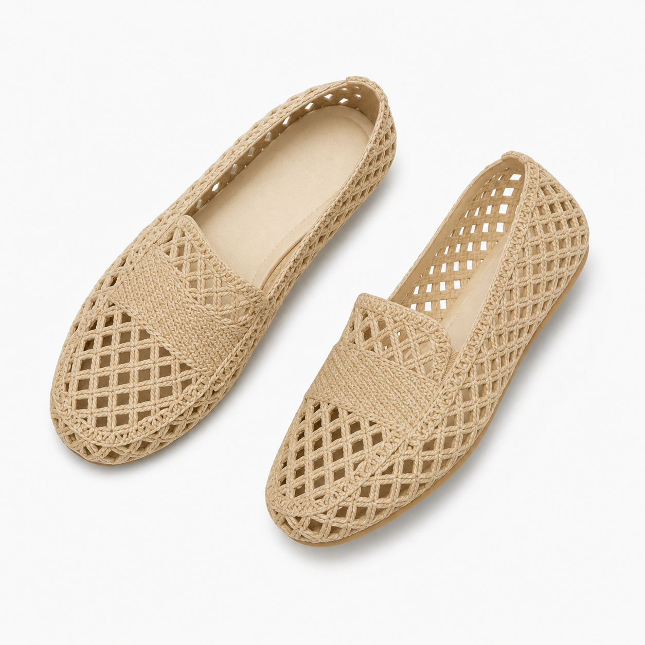 Mocassins beige ajourés femme en flat lay sur fond #FAFAFA — maille tressée respirante.