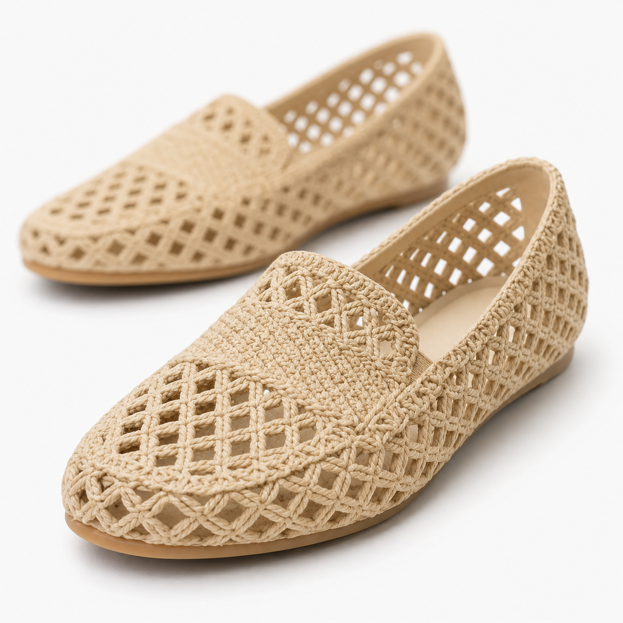 Gros plan sur les mocassins beige ajourés femme — texture tressée et finition raffinée.