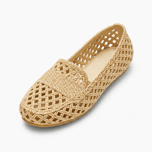 Mocassin beige ajouré femme en maille tressée — vue trois-quarts, élégance respirante et confort.