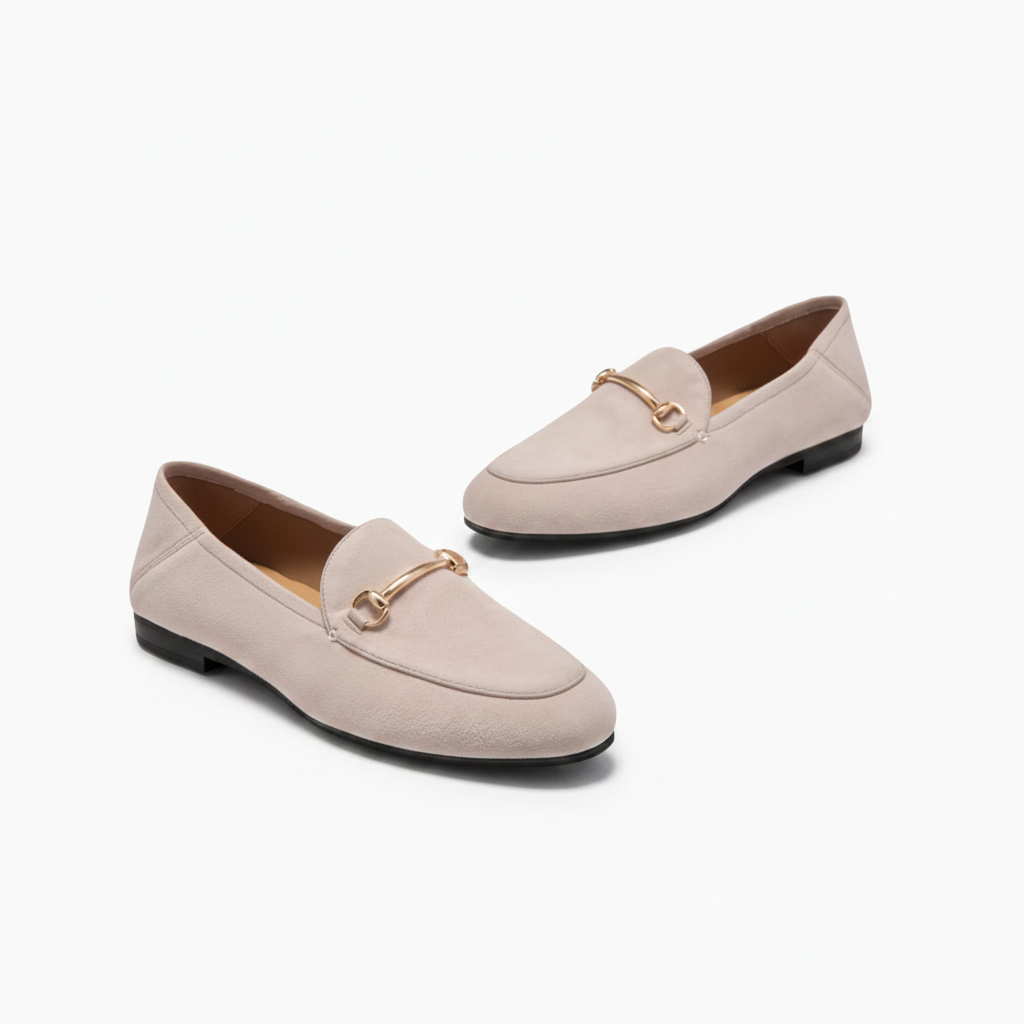 Profil élégant d'un mocassin beige en daim, révélant la douceur du matériau et la finesse de sa coupe.