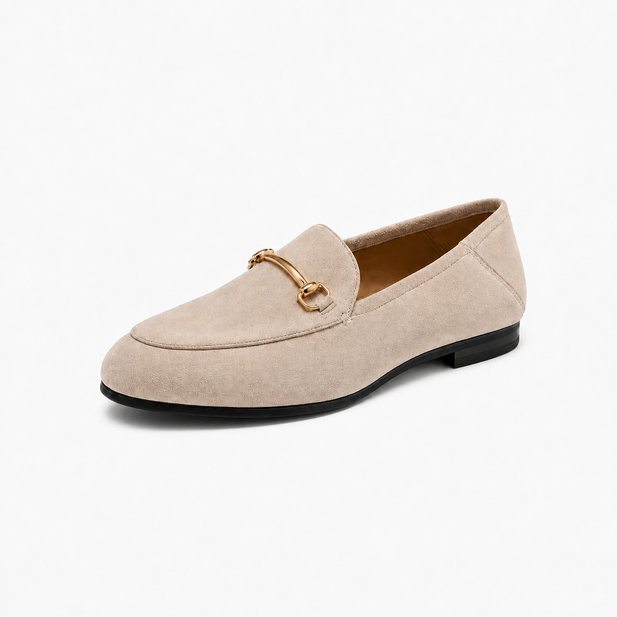Mocassin beige en daim pour femme, orné de bijoux délicats, reflétant une élégance raffinée et discrète.