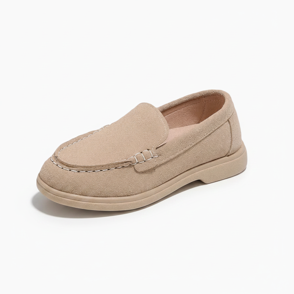 Mocassin beige fille au design intemporel, idéal pour le confort quotidien et les occasions.