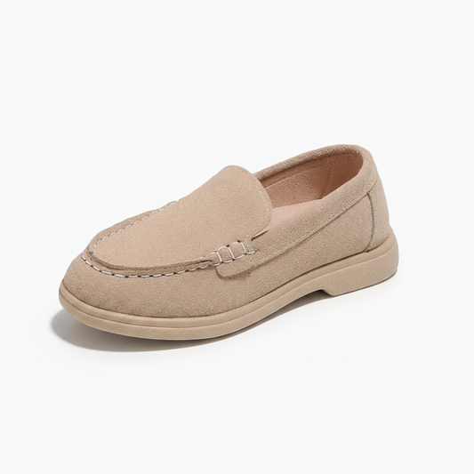 Mocassin beige fille au design intemporel, idéal pour le confort quotidien et les occasions.