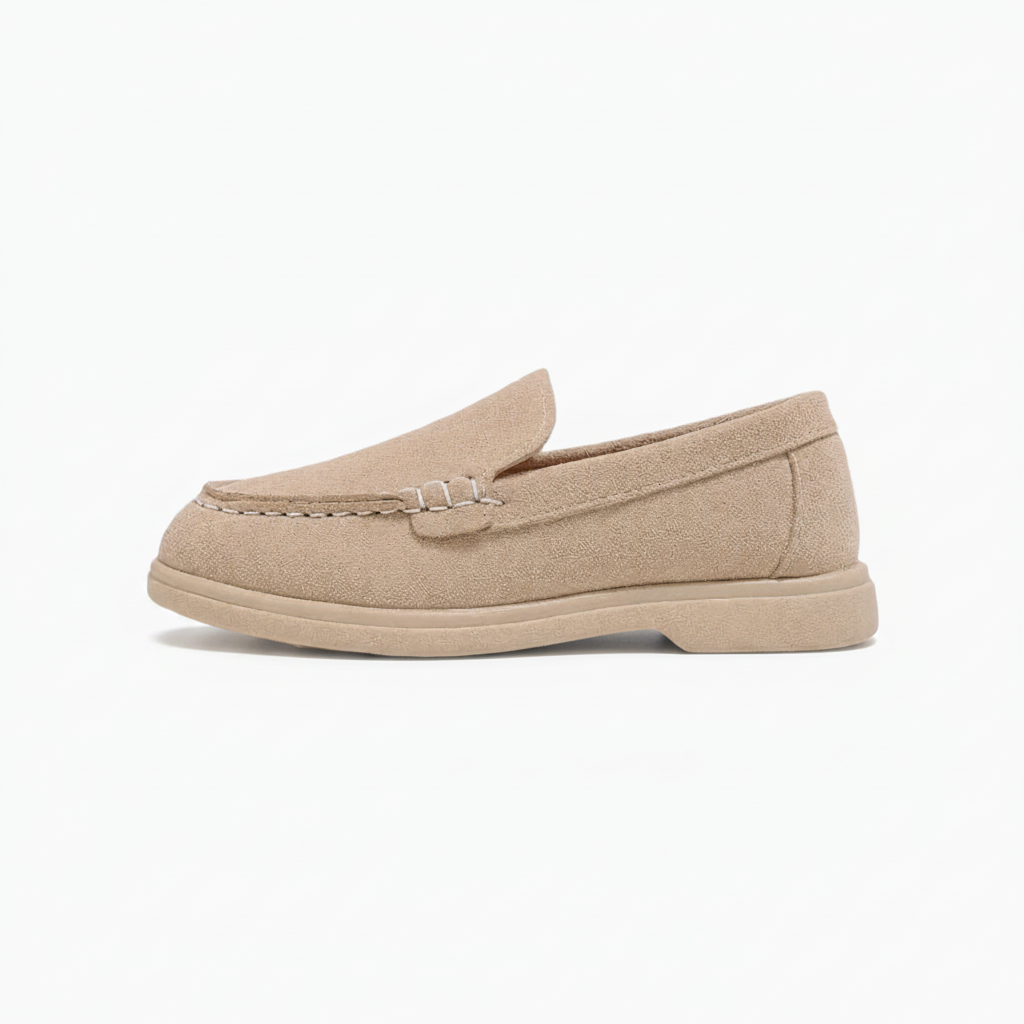 Silhouette latérale élégante du mocassin beige, parfait pour accompagner toutes les tenues de l'enfant.