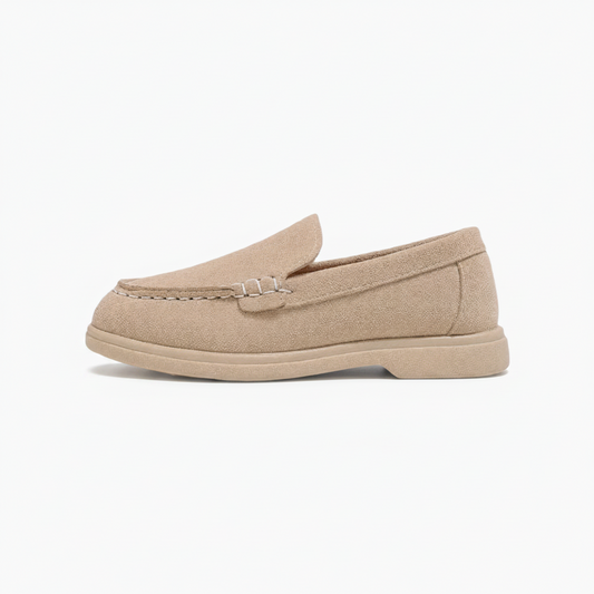 Silhouette latérale élégante du mocassin beige, parfait pour accompagner toutes les tenues de l'enfant.