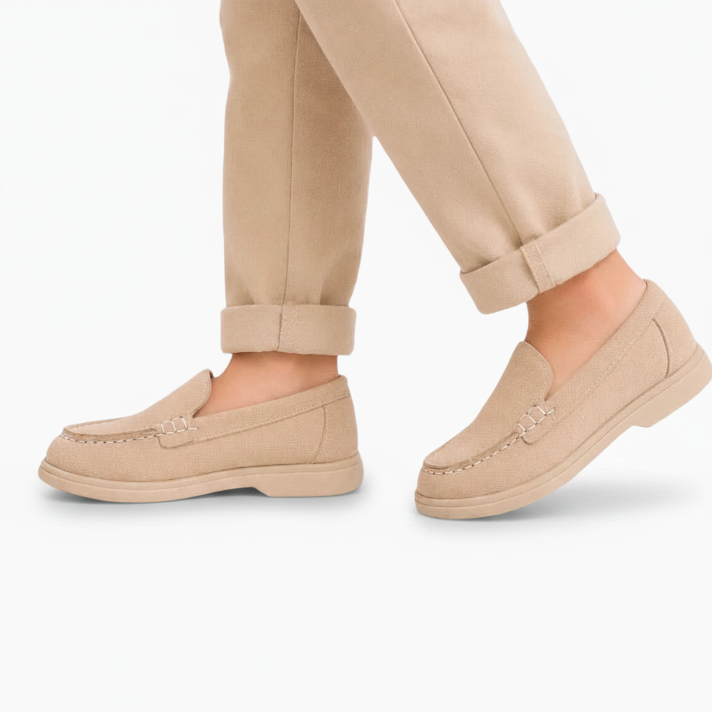 Paire de mocassins beiges pour enfant posée avec soin, prête à compléter une garde-robe stylée.