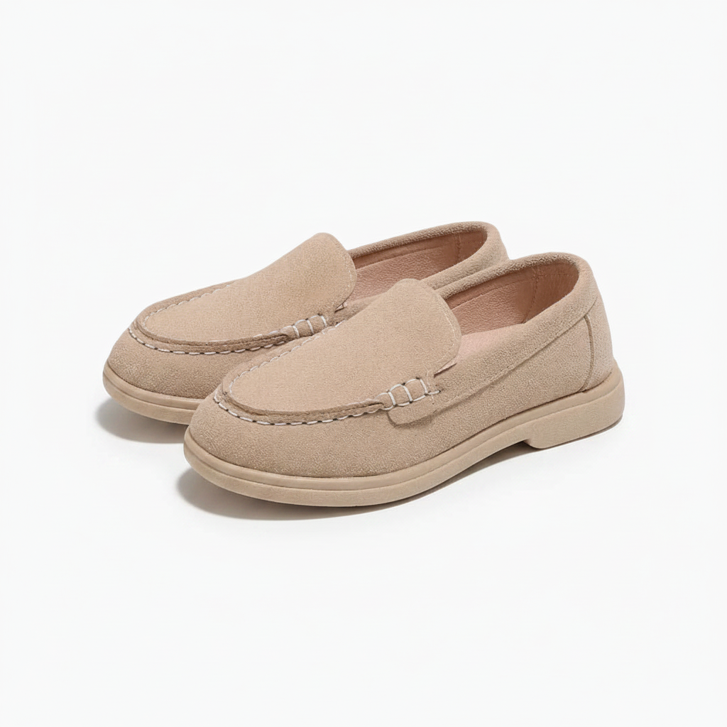 Mocassin beige pour fillette, porté avec un jean et un pull, parfait pour un look décontracté et chic.