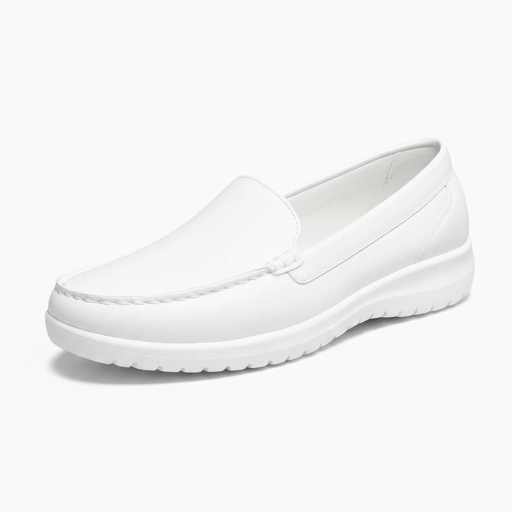 Mocassins blancs en cuir pour femme, élégamment portés avec un pantalon clair, mettant en valeur leur design épuré.