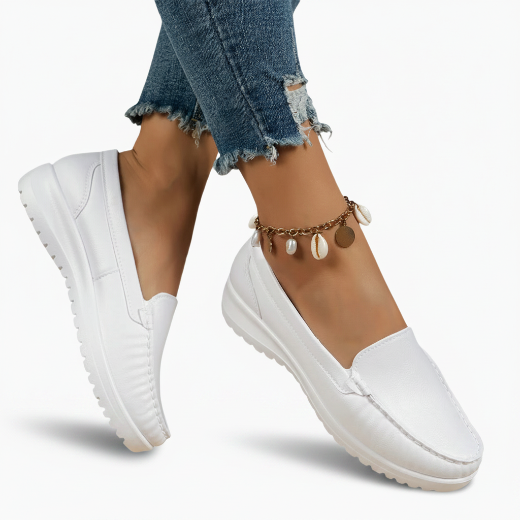 Paire de mocassins en cuir blanc brillant, capturant la lumière et promettant un confort durable au quotidien.