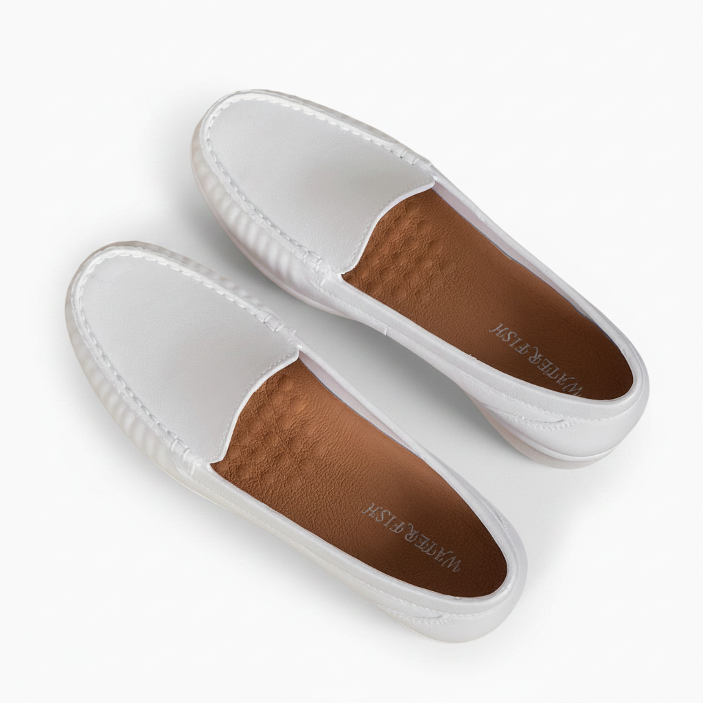 Détail des finitions soignées et des piqûres ton sur ton sur l'empeigne du mocassin blanc.