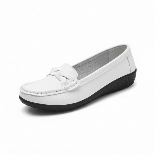 Mocassin blanc en cuir pleine fleur pour femme, posé élégamment sur un fond clair.