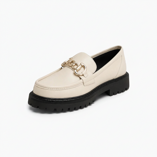 Mocassin plateforme blanc immaculé pour femme avec chaîne dorée en relief, vu de face.