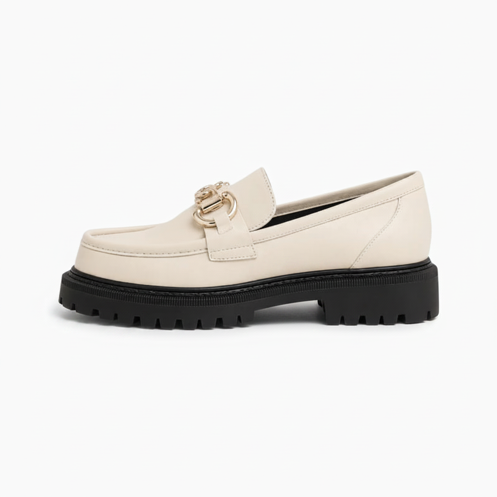 Mocassin plateforme blanc porté avec un pantalon fluide ivoire, pour une allure printanière élégante.