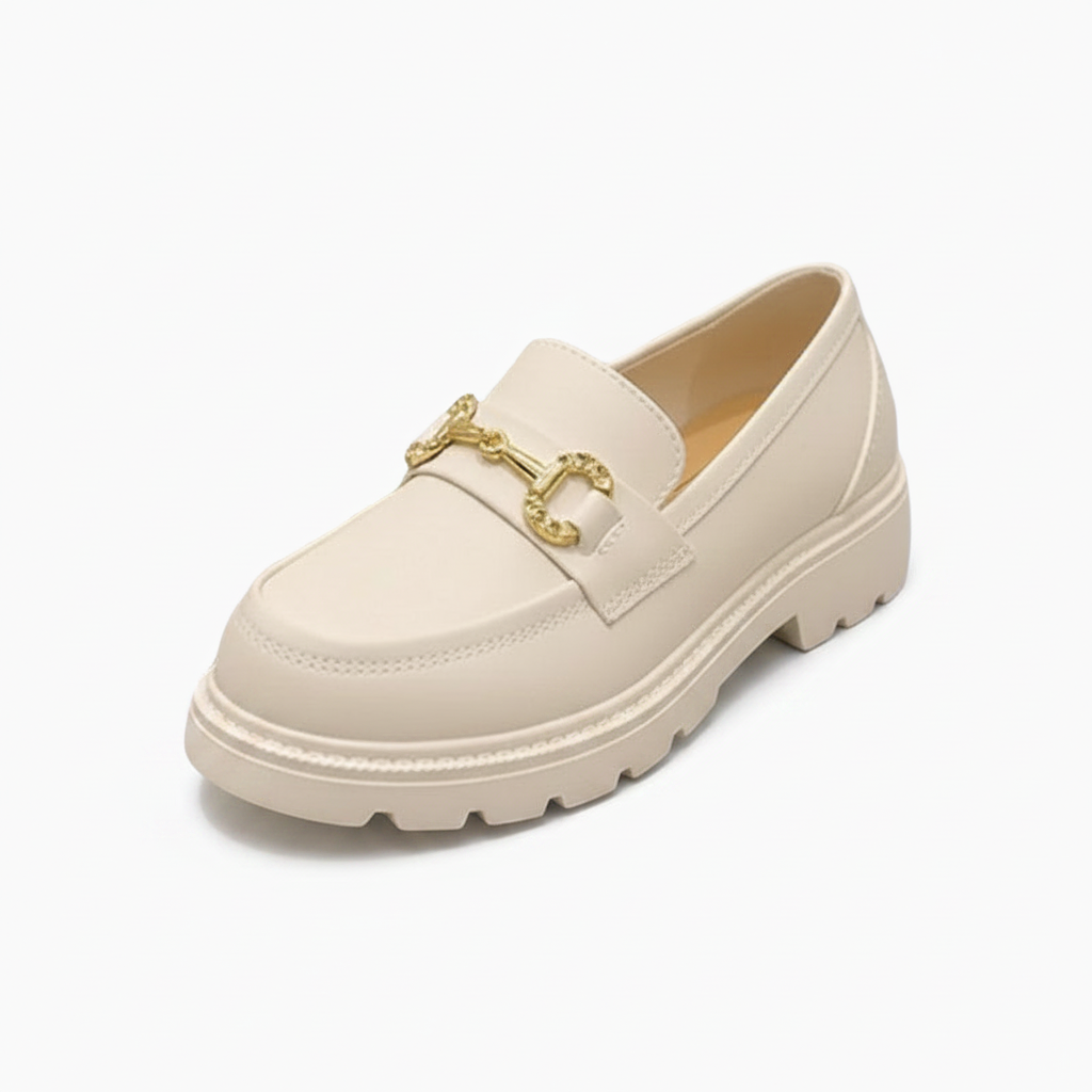 Mocassin compensé blanc en cuir premium pour femme avec chaînette dorée sur le dessus.