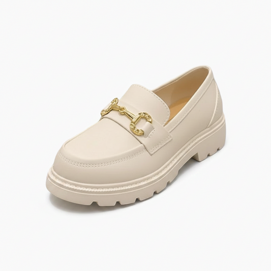 Mocassin compensé blanc en cuir premium pour femme avec chaînette dorée sur le dessus.