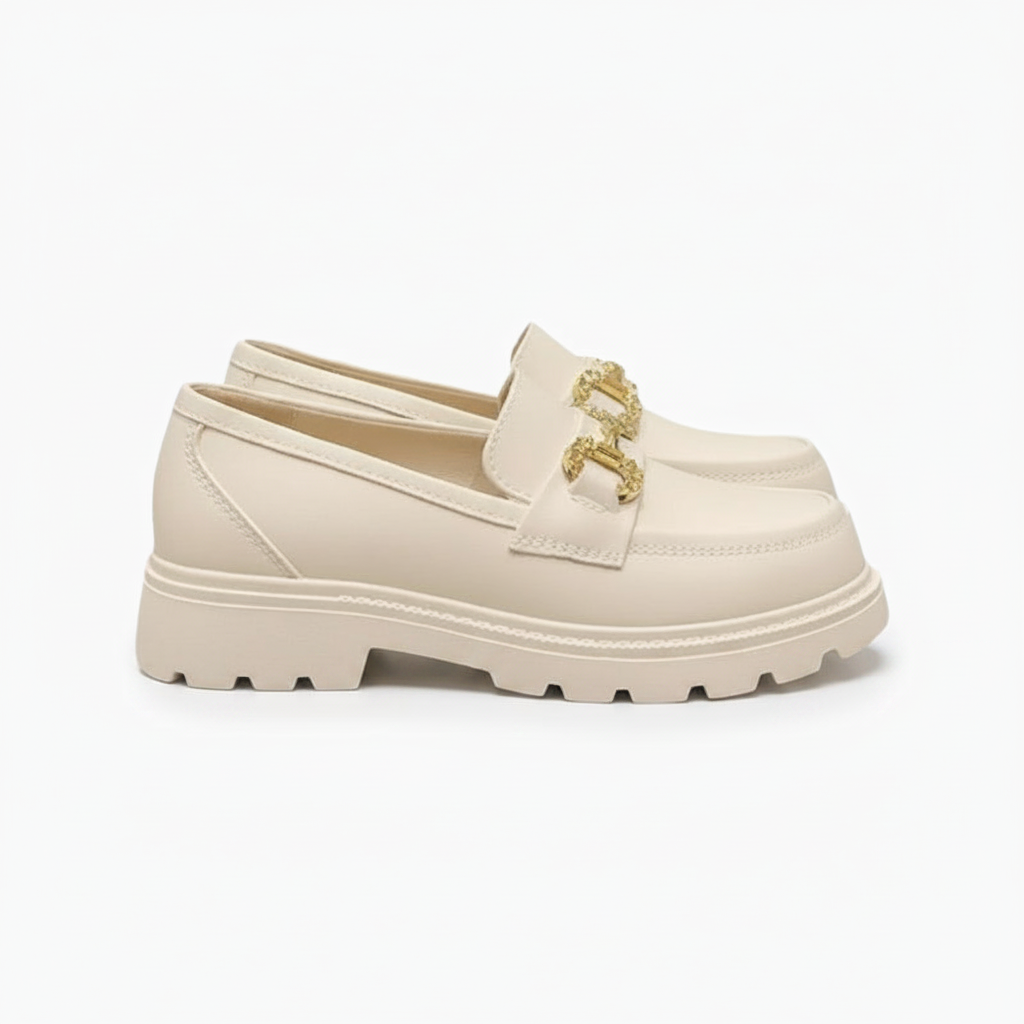 Vue latérale du mocassin compensé blanc, soulignant son talon élégant et confortable.