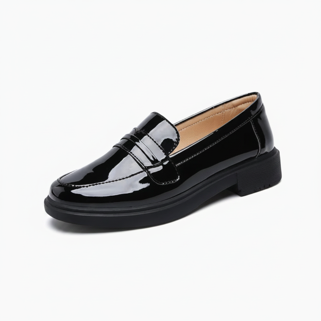 Mocassin compensé noir en cuir brillant pour femme, vue de face élégante et rétro.