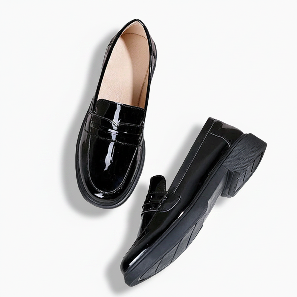 Dos du mocassin compensé en cuir noir, révélant le talon offrant confort et allure.