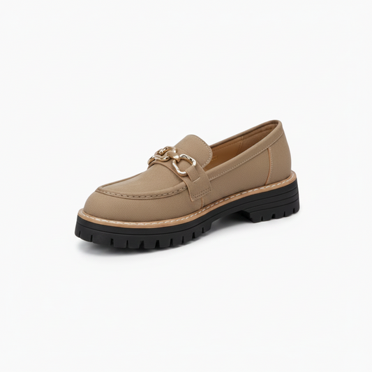 Mocassin compensé en daim camel pour femme, orné d'une chaînette dorée sur le devant, vue de face.