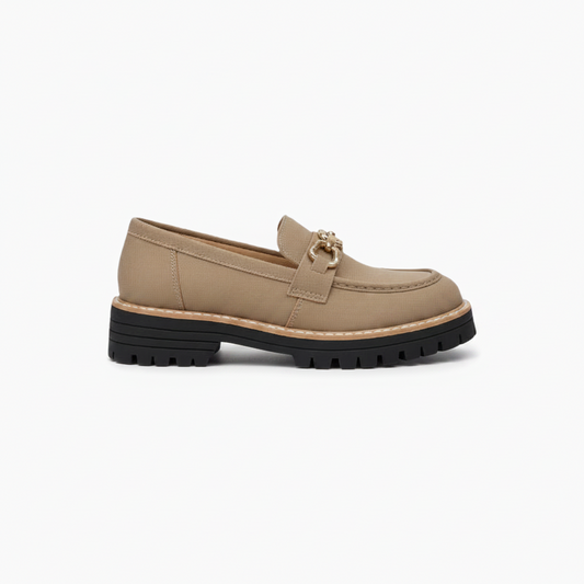 Détail de la chaînette décorative dorée sur le cou-de-pied du mocassin compensé en daim camel.