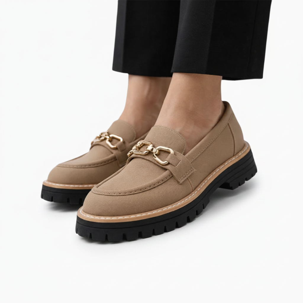 Vue de profil du mocassin compensé camel, soulignant la ligne épurée et le confort de la semelle.