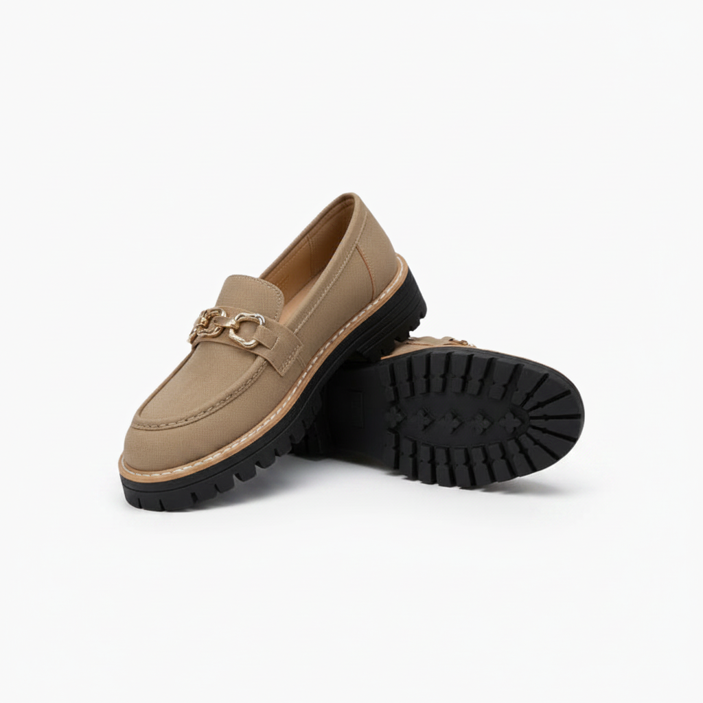 Semelle antidérapante du mocassin compensé en daim camel, garantissant une démarche stable et sécurisée.