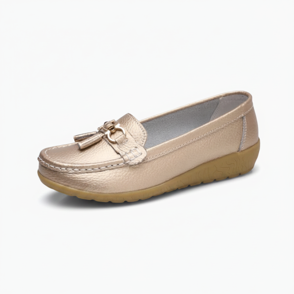 Mocassin compensé doré pour femme, affichant un éclat chic et une élégance intemporelle.