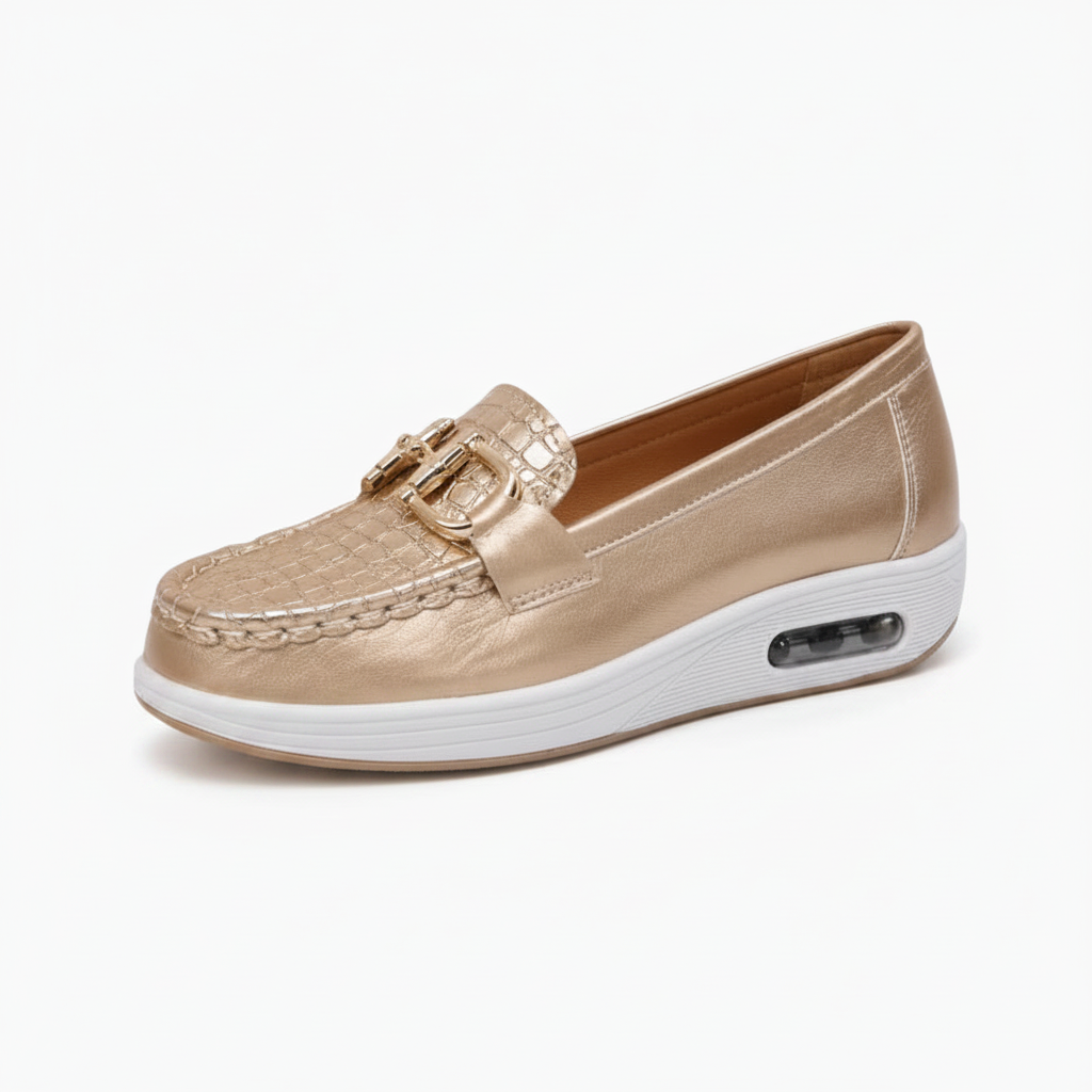 Vue latérale du mocassin doré, révélant sa semelle compensée de 4 cm et sa silhouette raffinée.