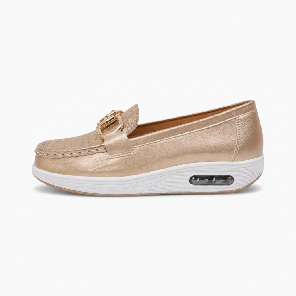 Détail du mors et de la chaîne dorés sur le mocassin, apportant une touche de brillance distinctive.